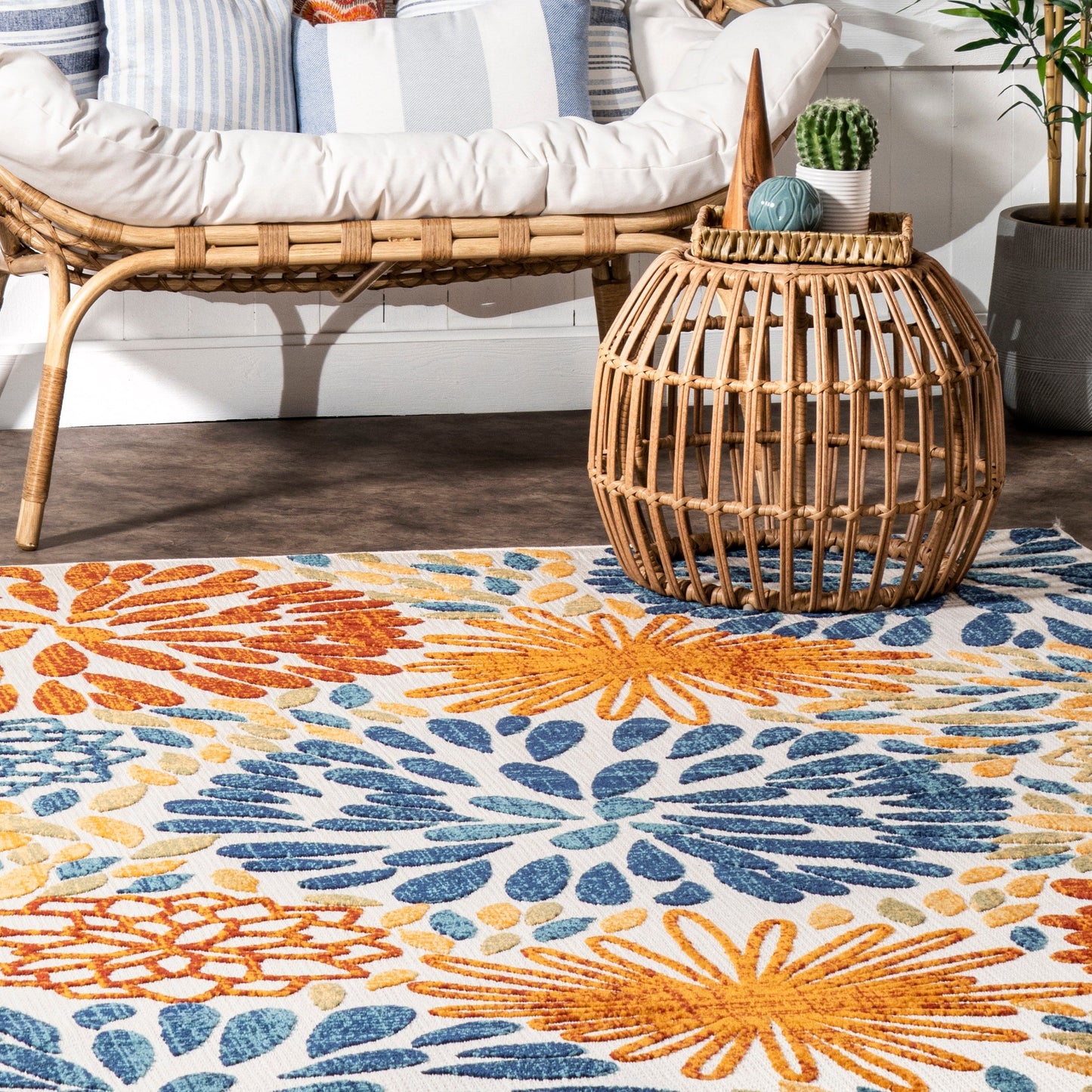 Tapis d'intérieur/extérieur à motif floral audacieux Nuloom Ronda