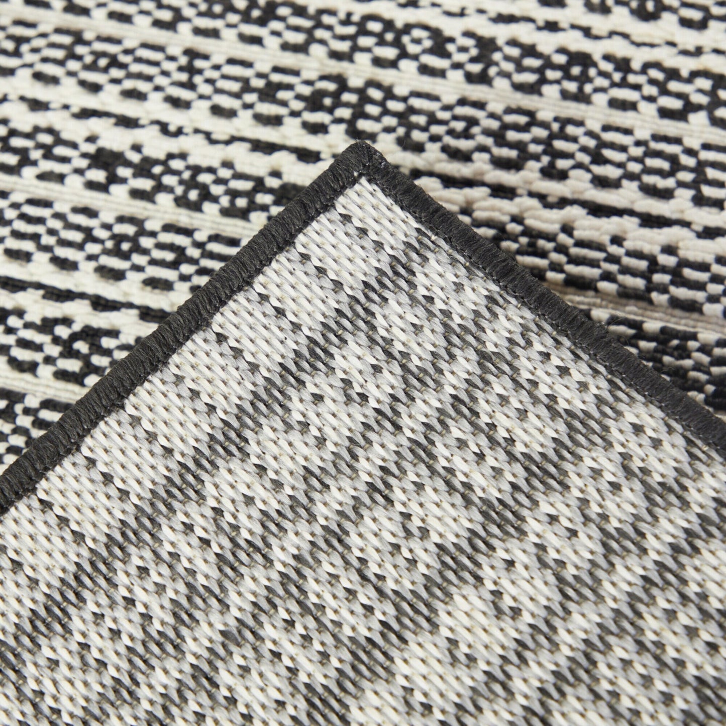 Tapis d'intérieur/extérieur à rayures transitionnelles Connell