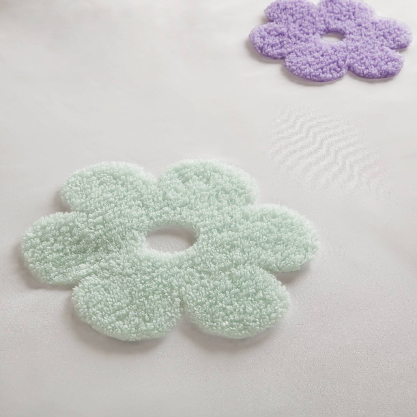Parure de lit réversible en chenille touffetée à motif floral Madeline pour enfants de conception intelligente