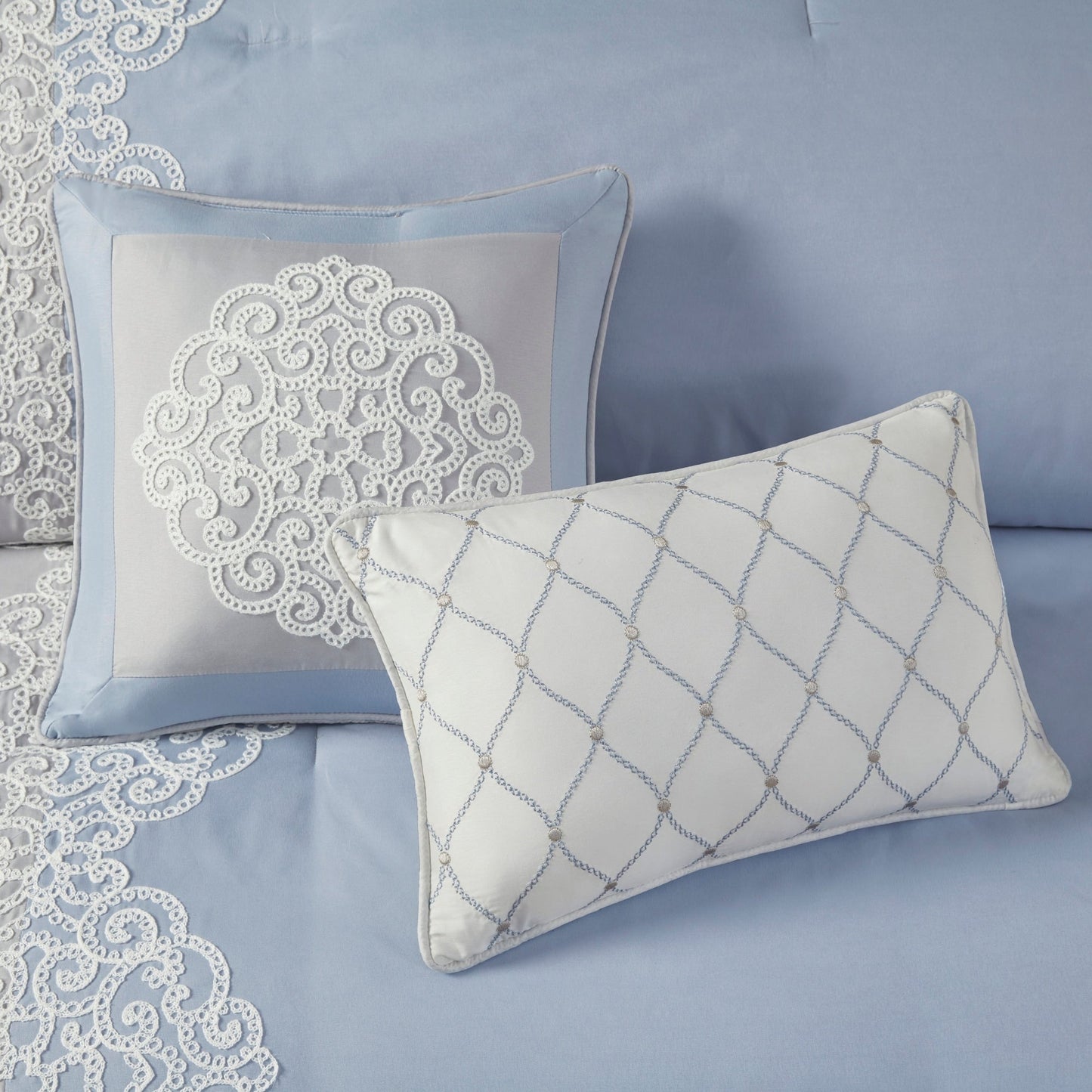 Ensemble de couette en microfibre brodée Madison Park Vera 8 pièces