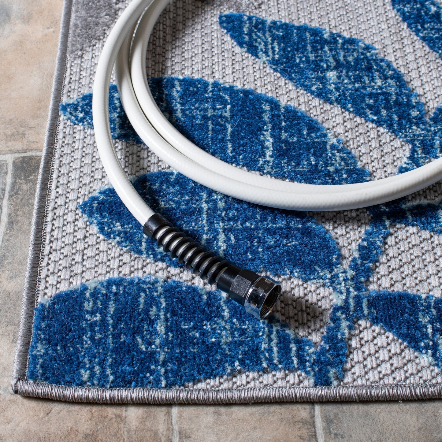 Tapis de patio imperméable à motif floral pour intérieur/extérieur SAFAVIEH Cabana Neera