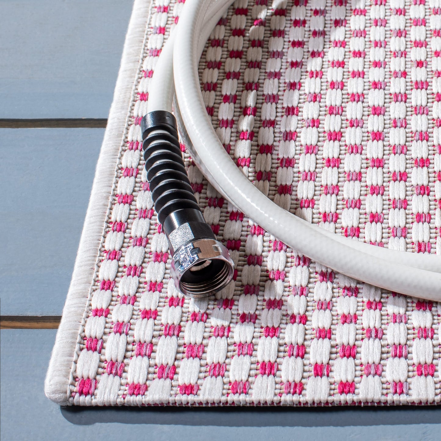 Tapis de jardin imperméable pour intérieur/extérieur SAFAVIEH Courtyard Begajeta.