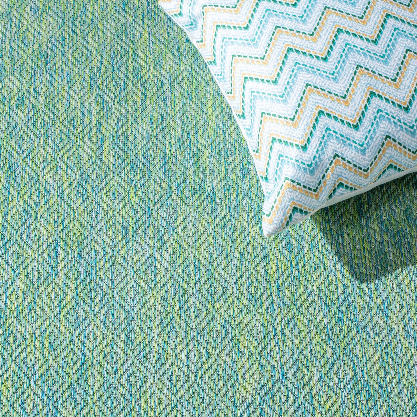Tapis de jardin imperméable pour intérieur/extérieur SAFAVIEH Courtyard Begajeta.