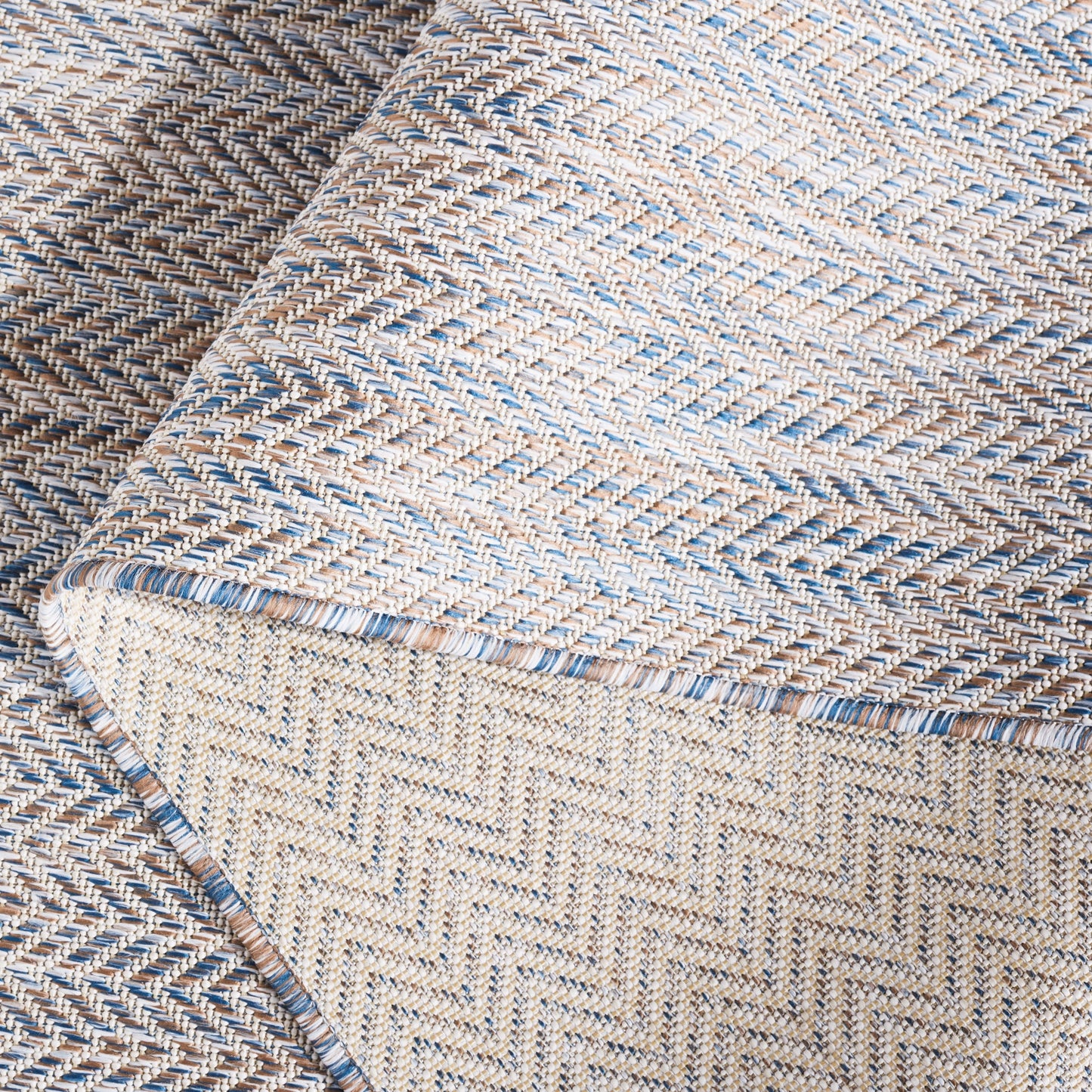Tapis de jardin imperméable pour intérieur/extérieur SAFAVIEH Courtyard Ilmur
