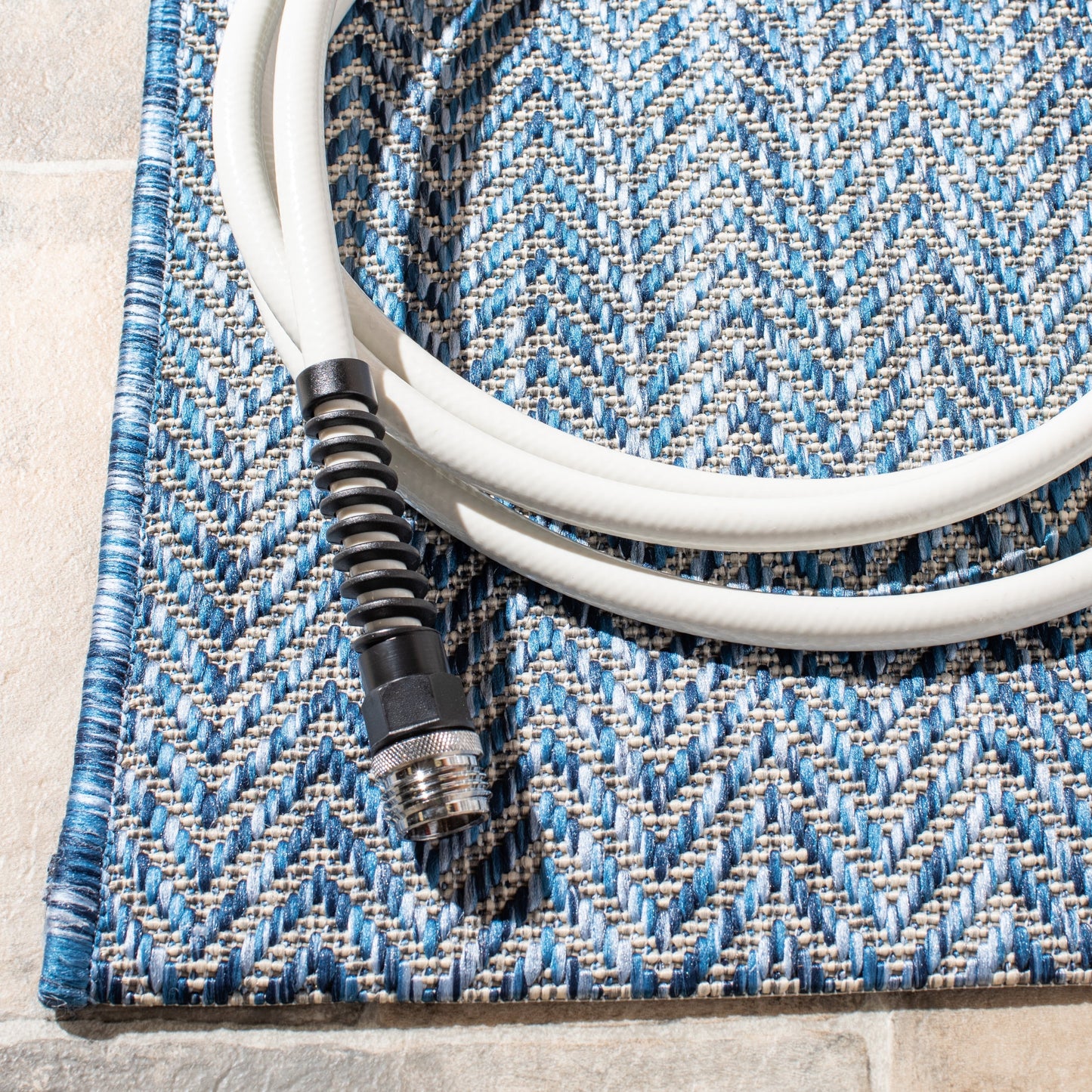 Tapis de jardin imperméable pour intérieur/extérieur SAFAVIEH Courtyard Ilmur