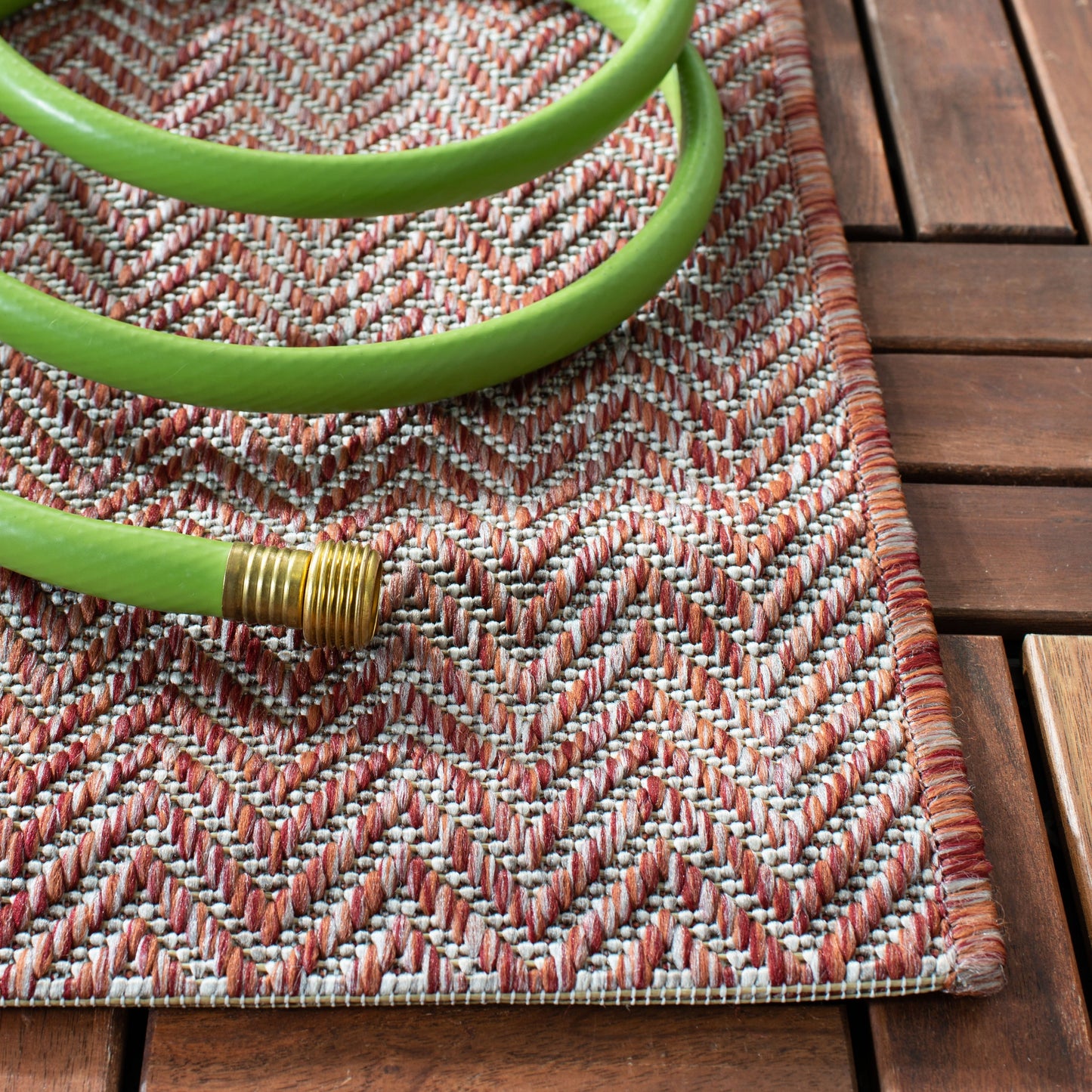 Tapis de jardin imperméable pour intérieur/extérieur SAFAVIEH Courtyard Ilmur