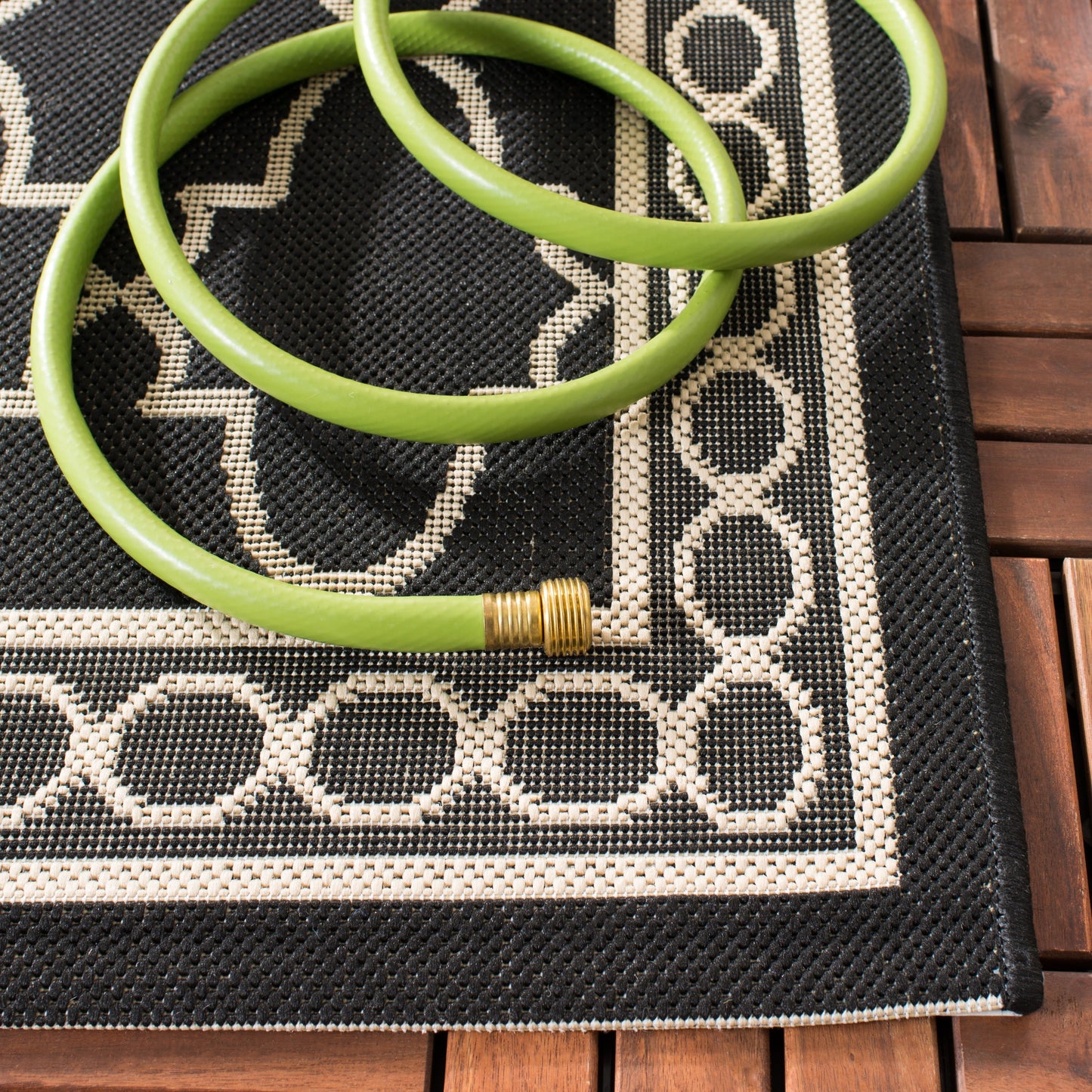 Tapis de jardin imperméable pour intérieur/extérieur SAFAVIEH Courtyard Janell Treillis