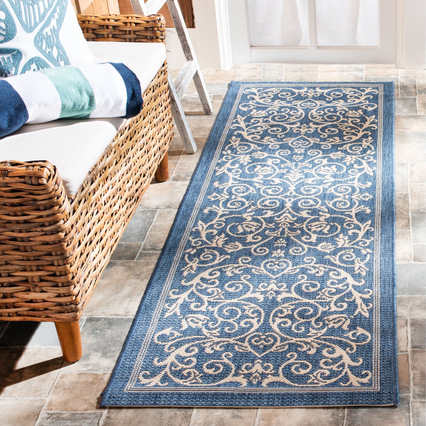 Tapis de jardin imperméable d'intérieur/extérieur SAFAVIEH Courtyard Miljeta