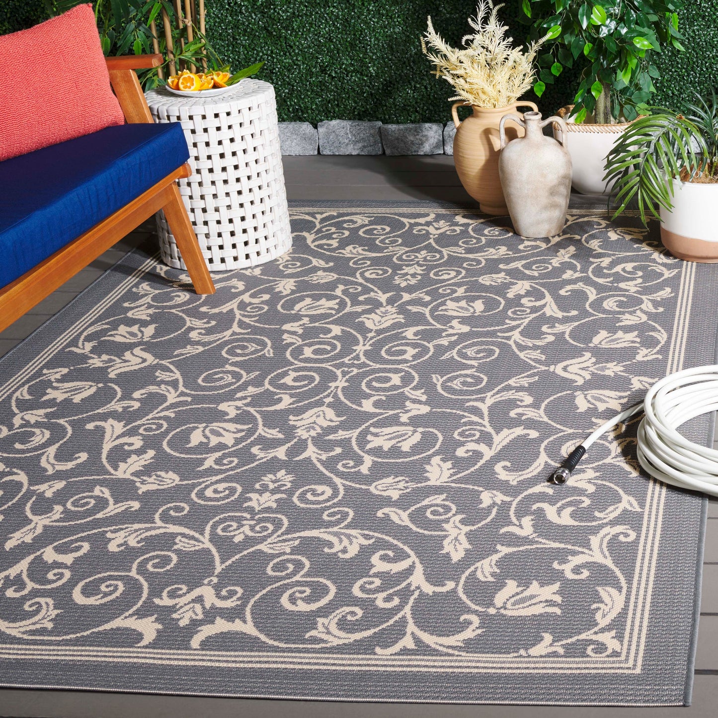 Tapis de jardin imperméable d'intérieur/extérieur SAFAVIEH Courtyard Miljeta