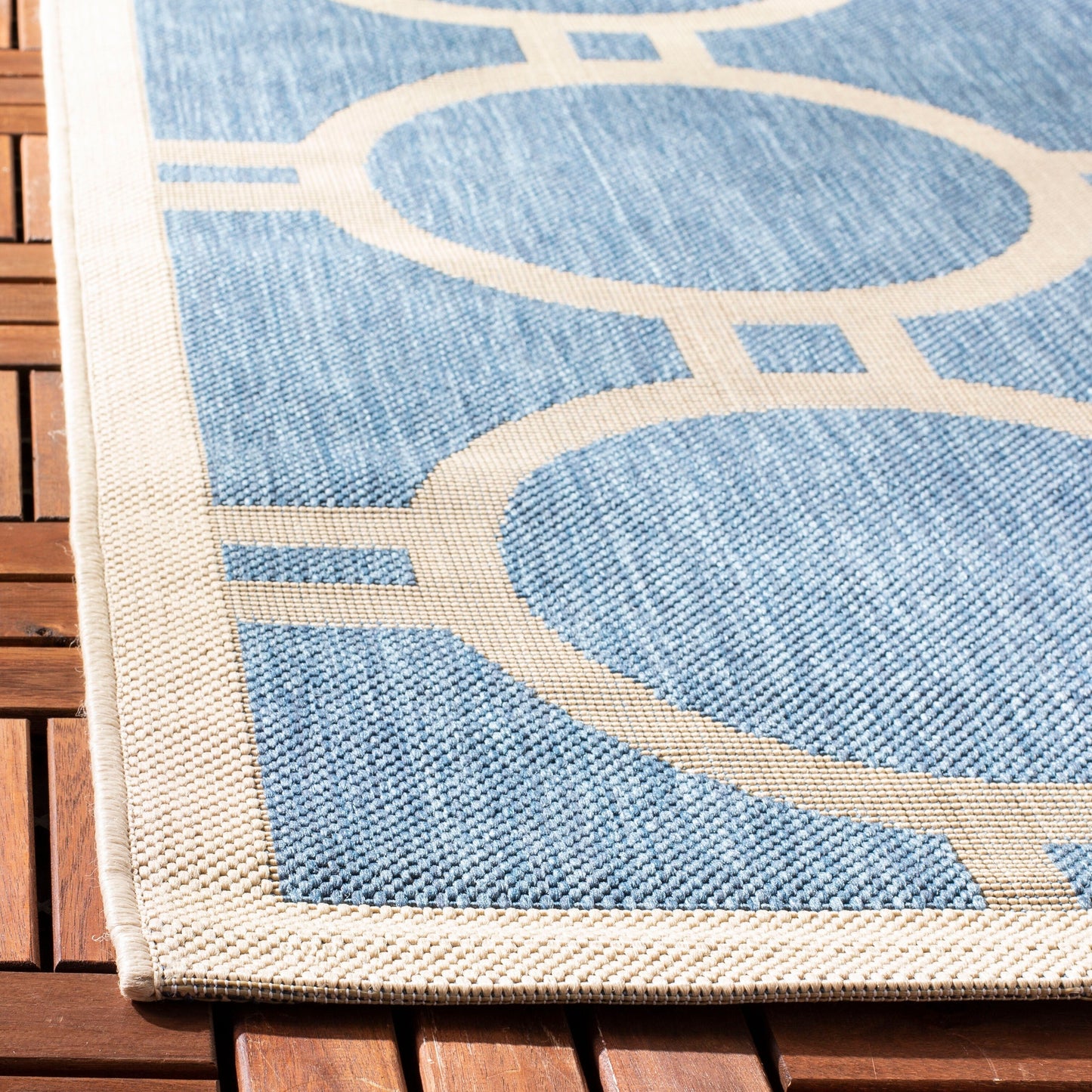 Tapis de jardin imperméable d'intérieur/extérieur SAFAVIEH Courtyard Nira