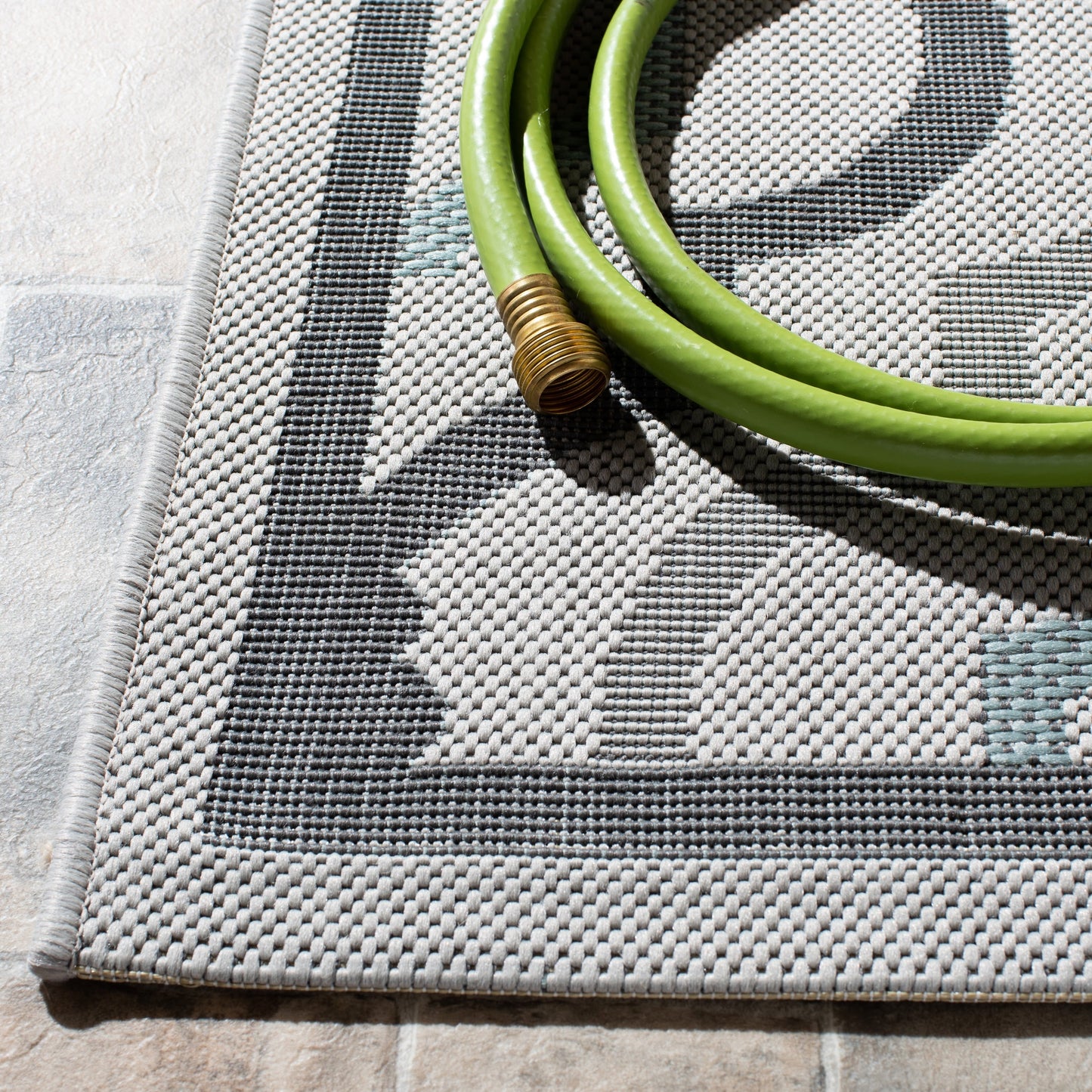 Tapis de jardin imperméable pour intérieur/extérieur SAFAVIEH Courtyard Oyvor