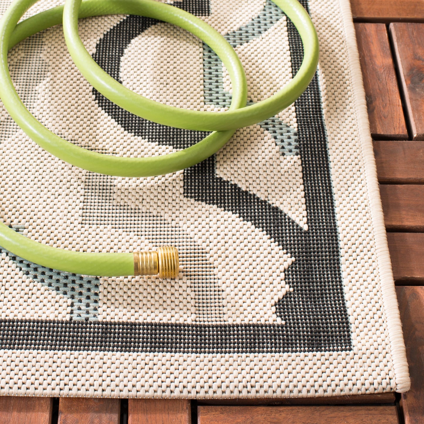 Tapis de jardin imperméable pour intérieur/extérieur SAFAVIEH Courtyard Oyvor