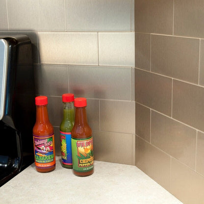 Kit de carreaux métalliques à grain court Aspect Peel and Stick 3 po x 6 po, couleur champagne brossé, 15 pi²