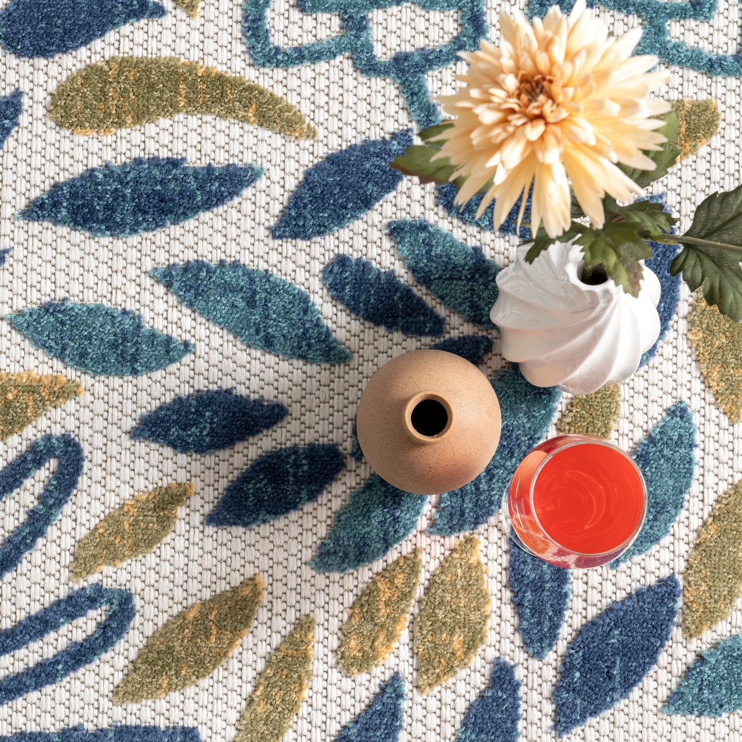 Tapis d'intérieur/extérieur à motif floral audacieux Nuloom Ronda