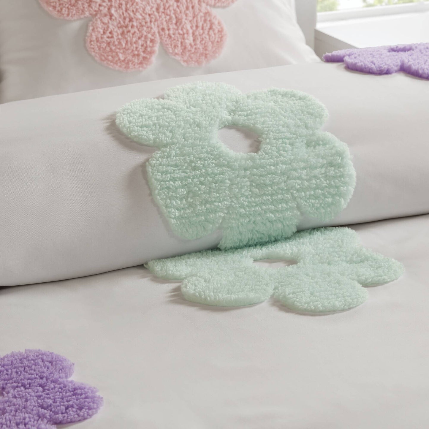 Parure de lit réversible en chenille touffetée à motif floral Madeline pour enfants de conception intelligente
