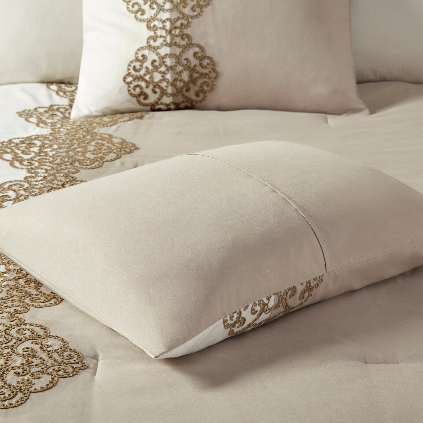 Ensemble de couette en microfibre brodée Madison Park Vera 8 pièces