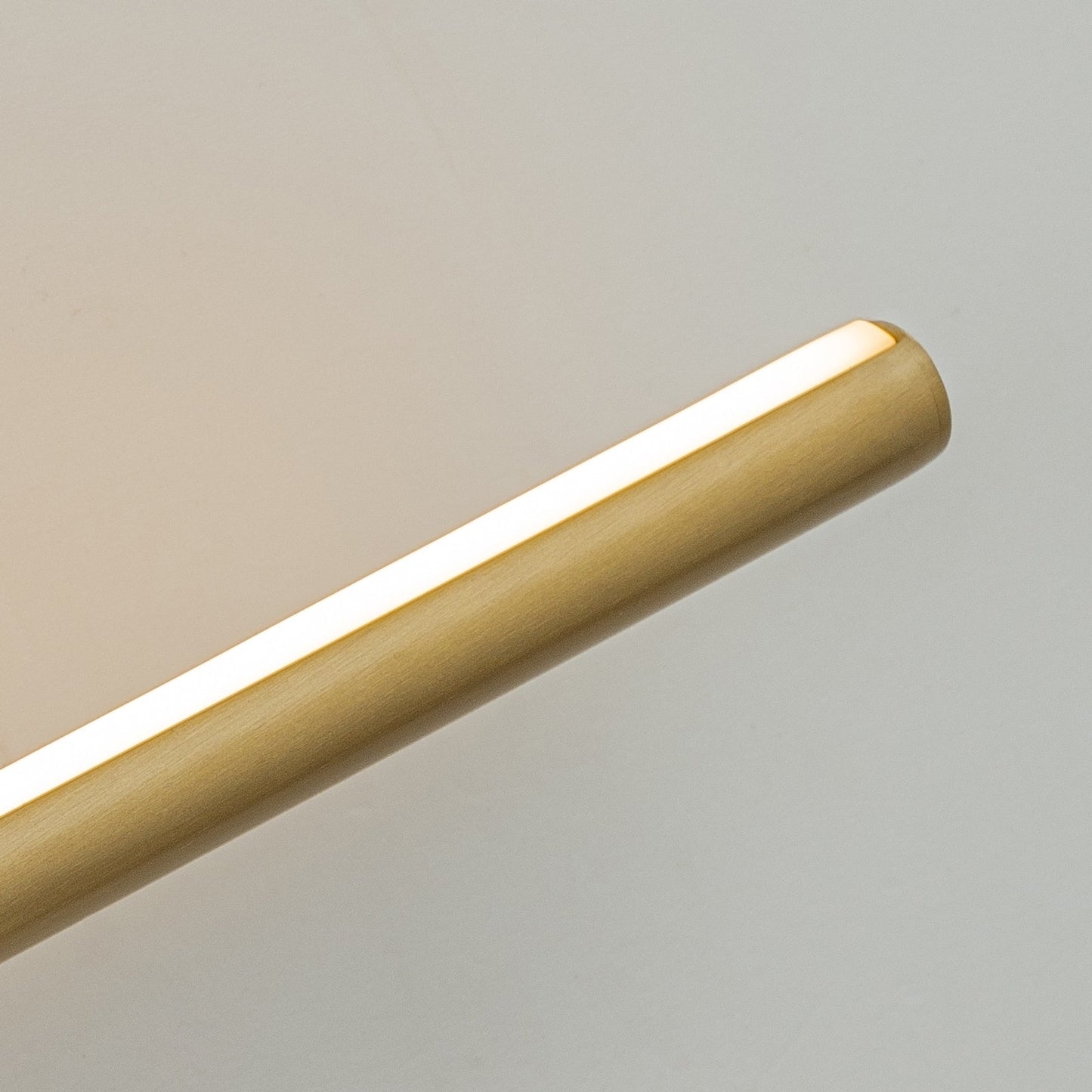 Applique murale linéaire minimaliste en métal à 2 lumières à LED et intensité variable