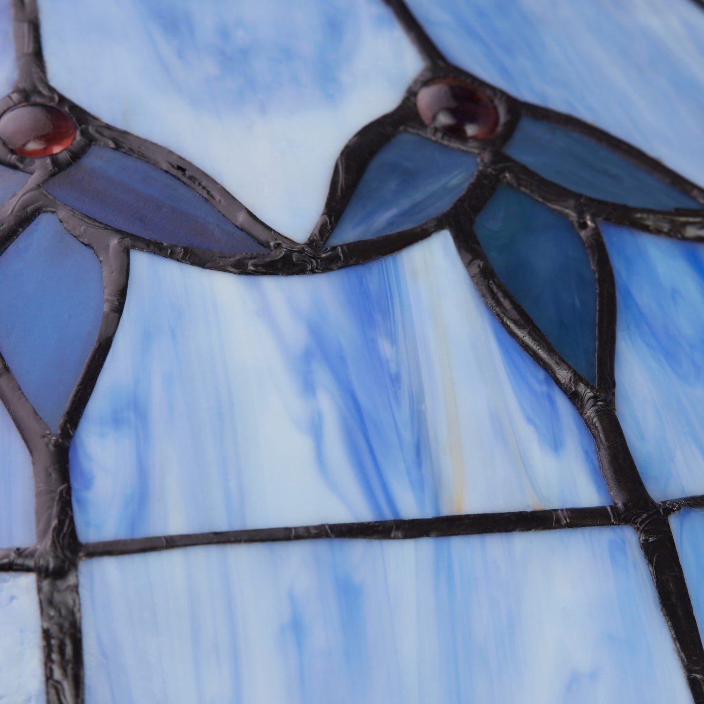 Lampadaire à 3 lumières en verre teinté et résine River of Goods Allistar, 64 pouces de hauteur, éclairage vers le bas - 20 L x 20 l x 64 H