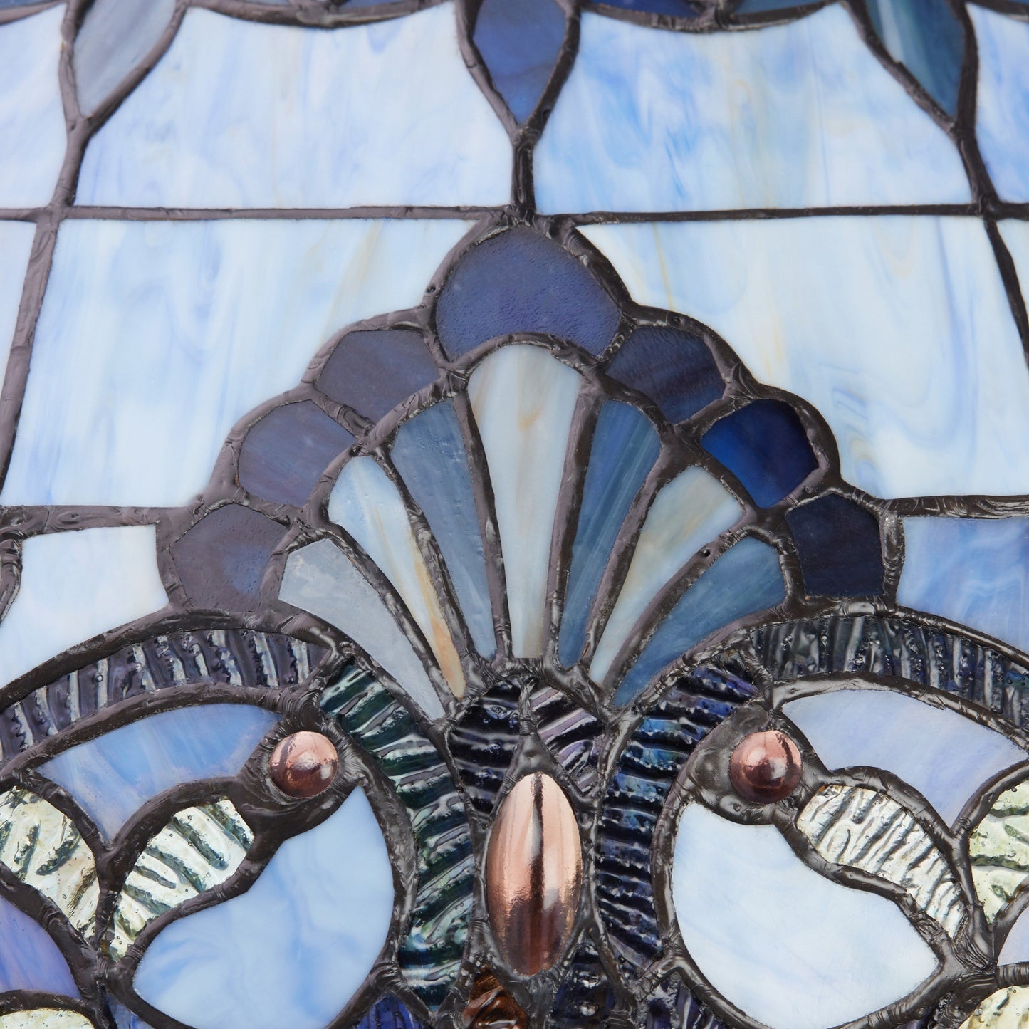 Lampadaire à 3 lumières en verre teinté et résine River of Goods Allistar, 64 pouces de hauteur, éclairage vers le bas - 20 L x 20 l x 64 H