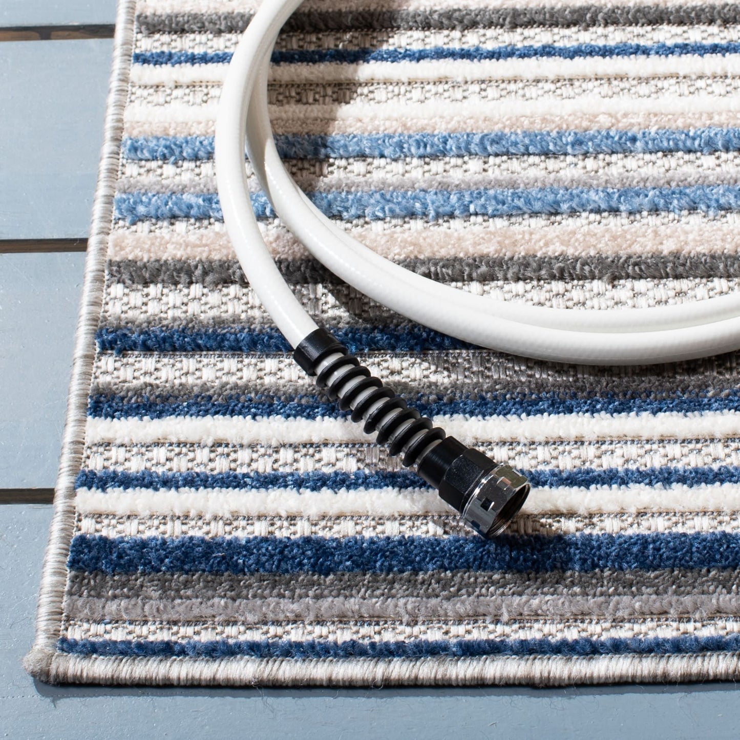 Tapis de patio imperméable à rayures pour intérieur/extérieur SAFAVIEH Cabana Gafia