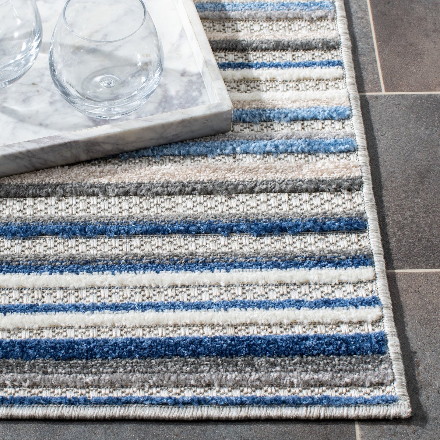 Tapis de patio imperméable à rayures pour intérieur/extérieur SAFAVIEH Cabana Gafia