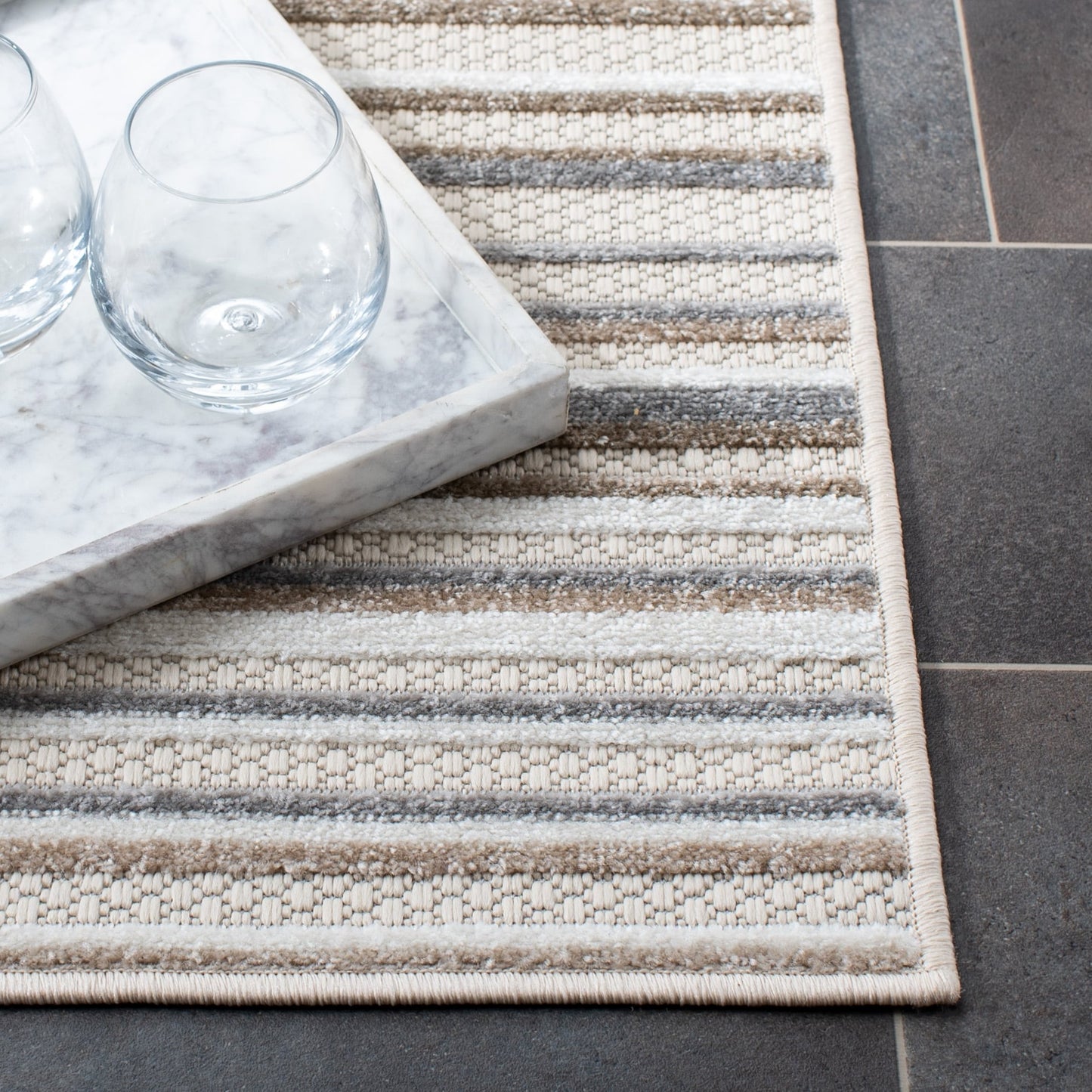 Tapis de patio imperméable à rayures pour intérieur/extérieur SAFAVIEH Cabana Gafia