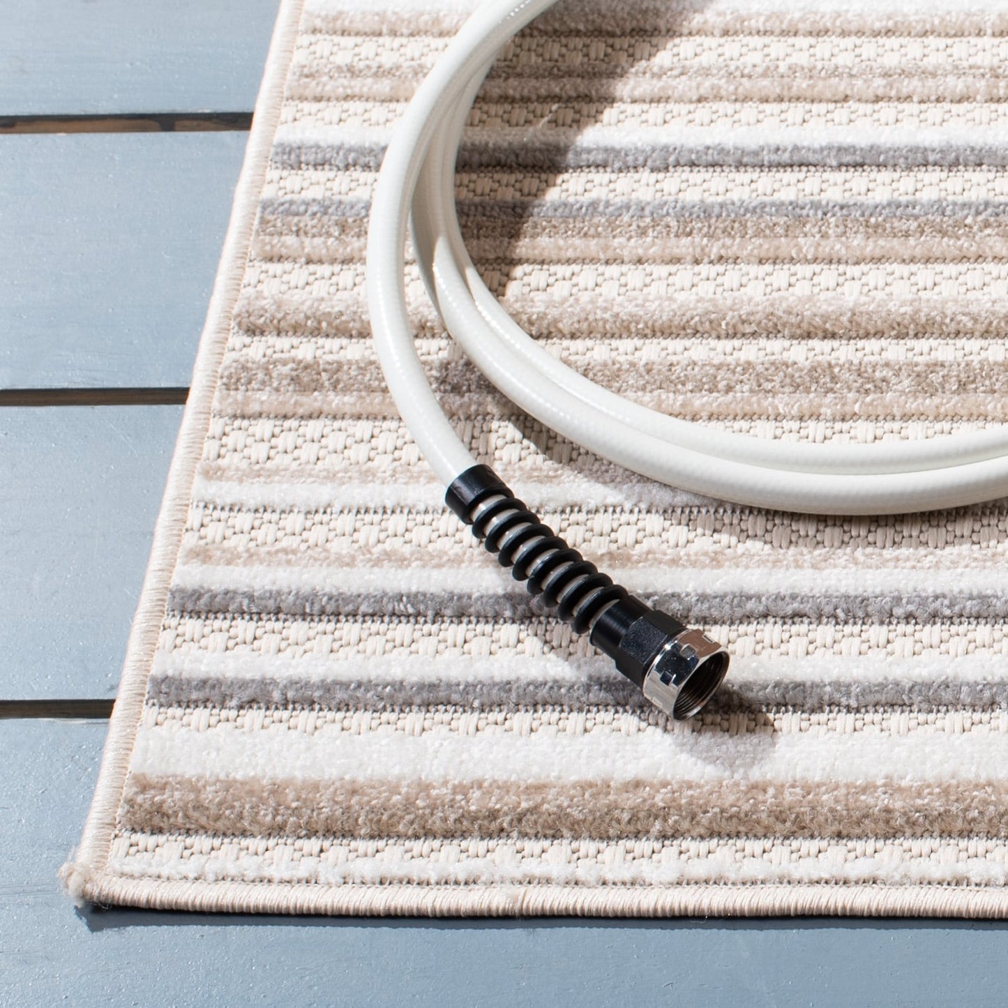 Tapis de patio imperméable à rayures pour intérieur/extérieur SAFAVIEH Cabana Gafia