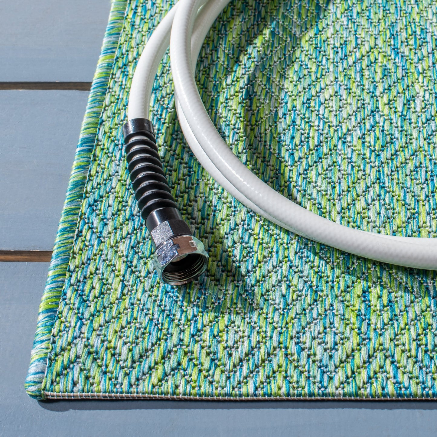 Tapis de jardin imperméable pour intérieur/extérieur SAFAVIEH Courtyard Begajeta.