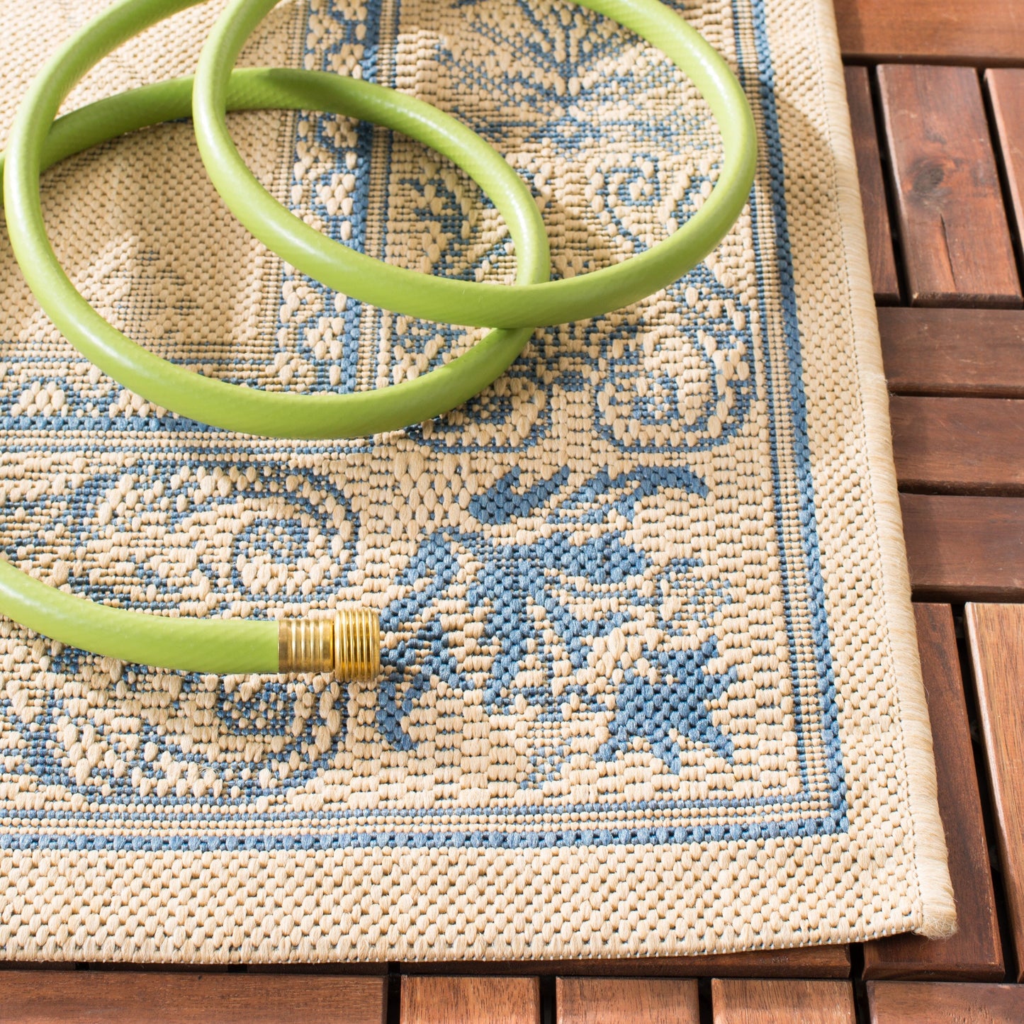 Tapis de jardin imperméable pour intérieur/extérieur SAFAVIEH Courtyard Hendrina