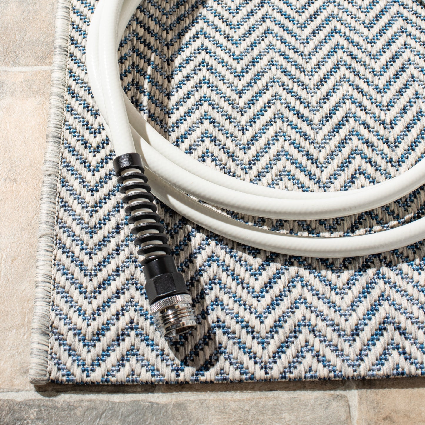 Tapis de jardin imperméable pour intérieur/extérieur SAFAVIEH Courtyard Ilmur