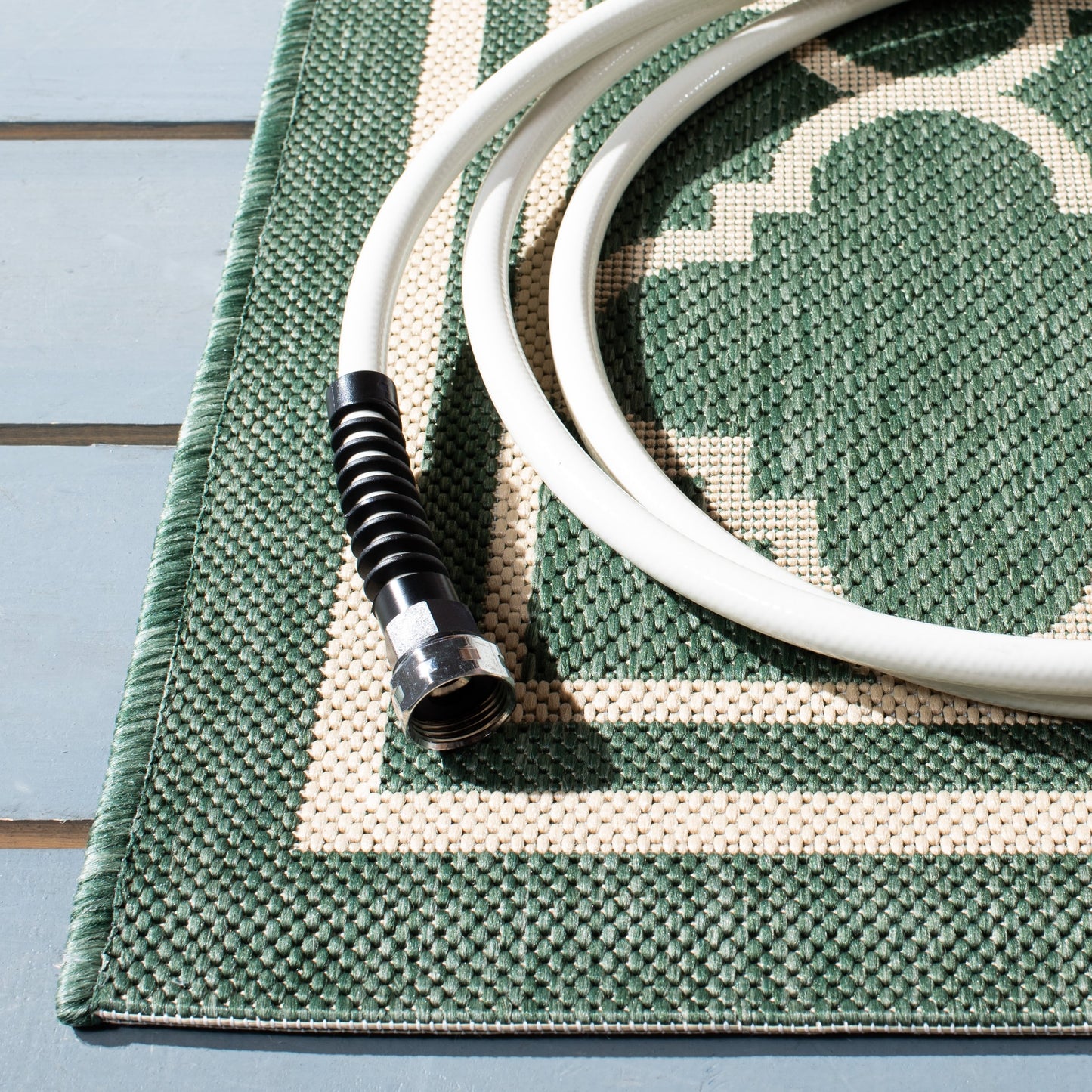 Tapis de jardin imperméable d'intérieur/extérieur SAFAVIEH Courtyard Kristelle