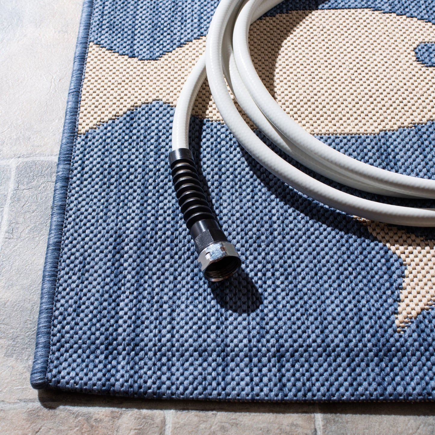 Tapis de jardin imperméable pour intérieur/extérieur SAFAVIEH Courtyard Ragne