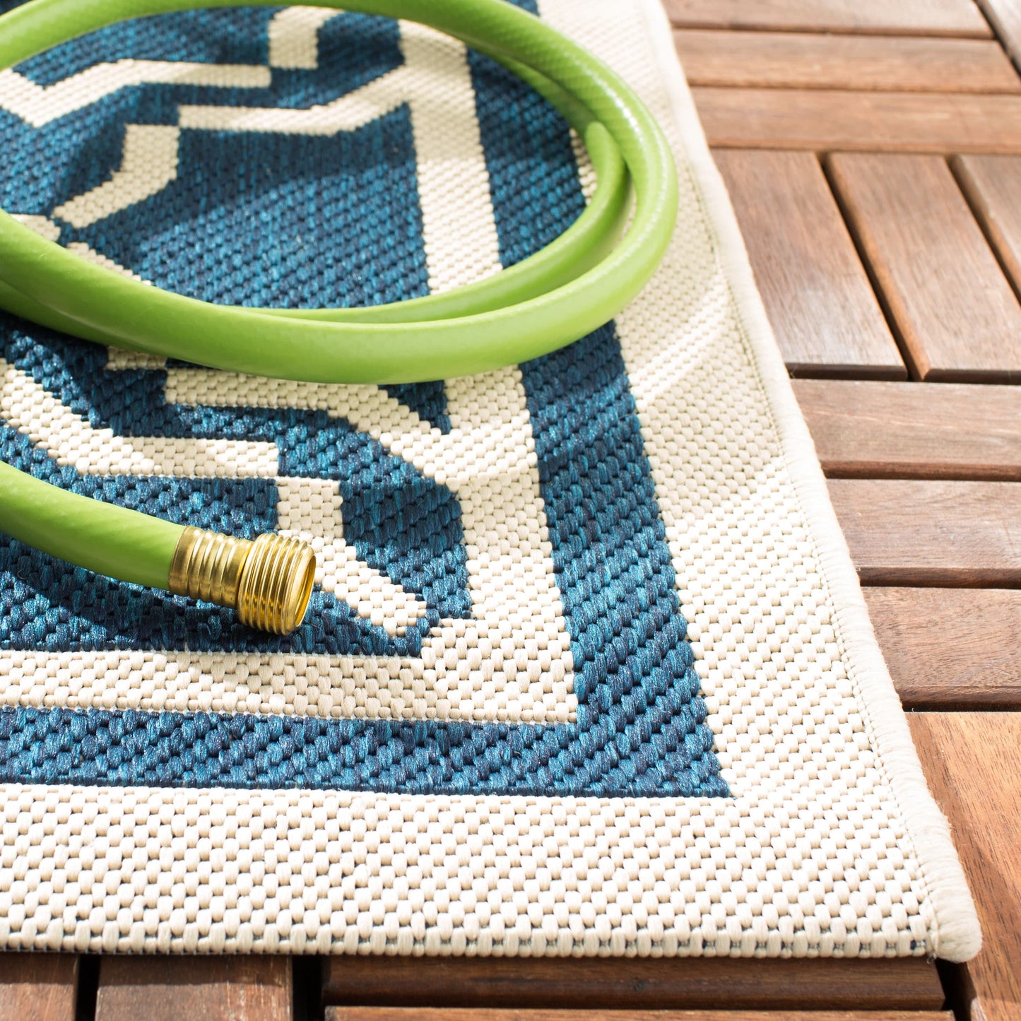 Tapis de jardin imperméable d'intérieur/extérieur SAFAVIEH Courtyard Thomasina