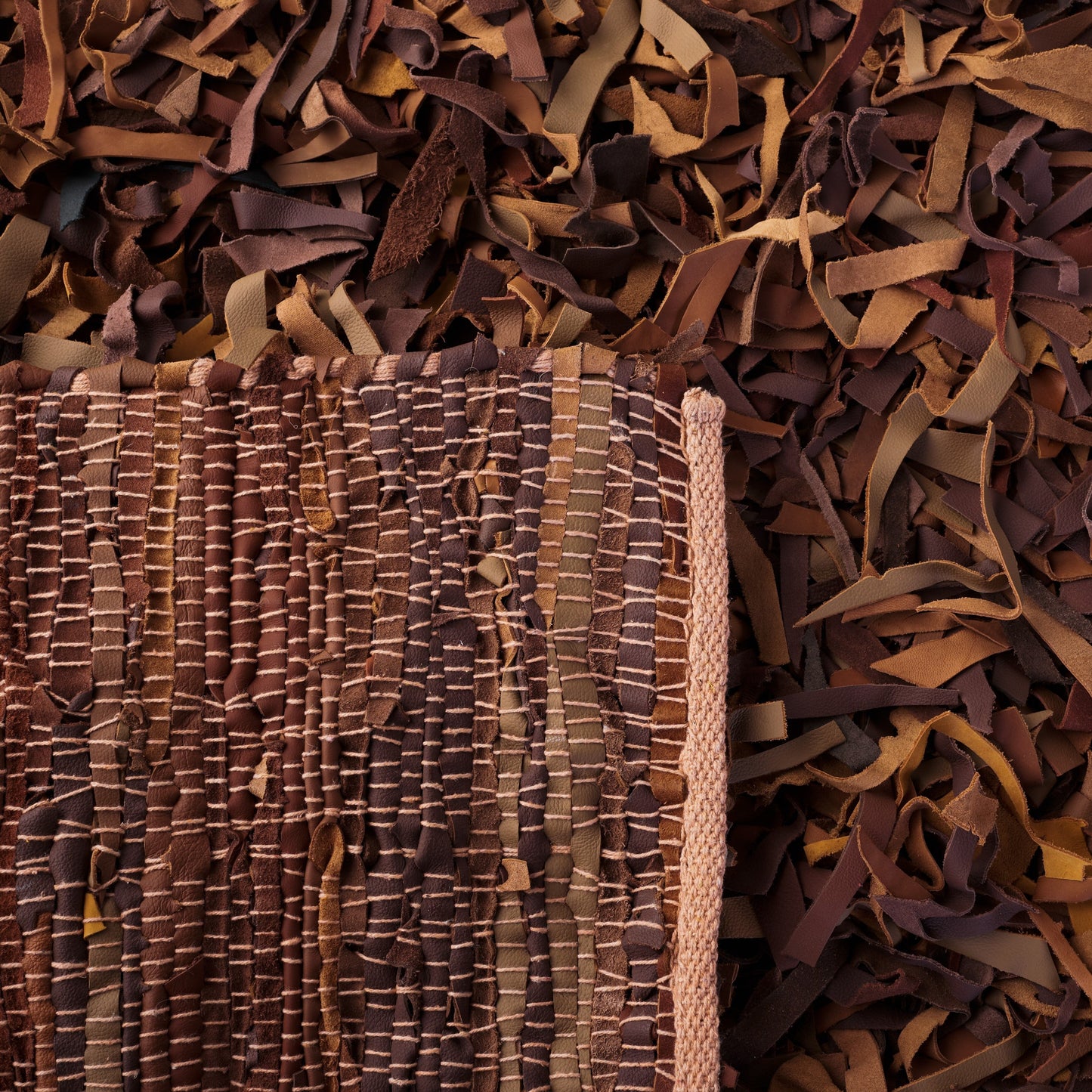 SAFAVIEH Tapis en cuir moderne à poils longs Blayne fait à la main