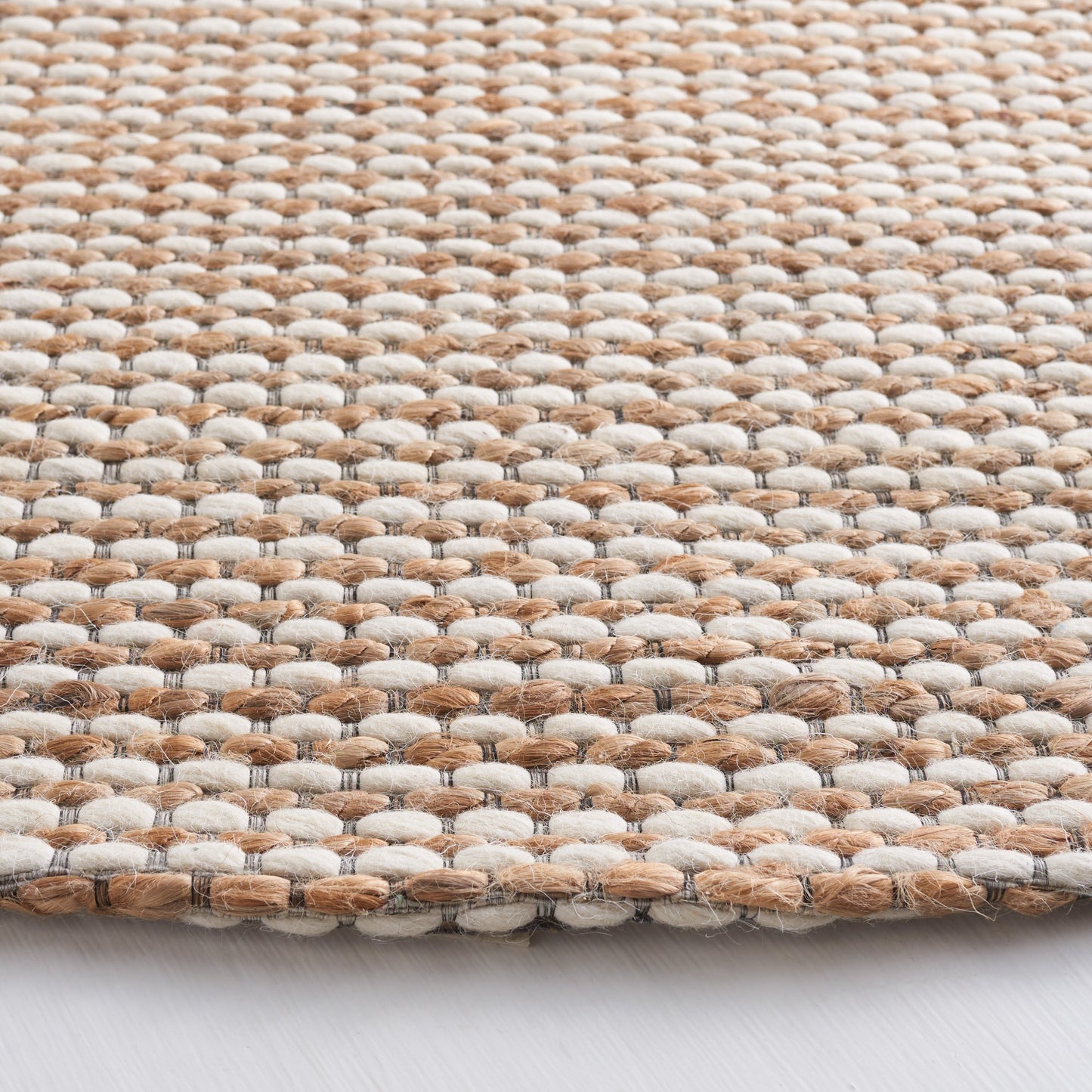 Tapis fait main en fibre naturelle Yareli en jute et laine SAFAVIEH.