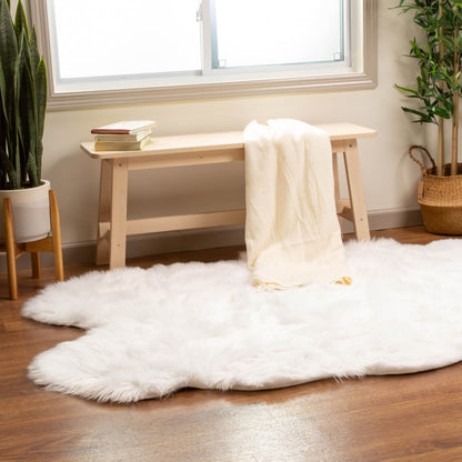 Tapis en fausse fourrure de mouton Silver Orchid Parrott