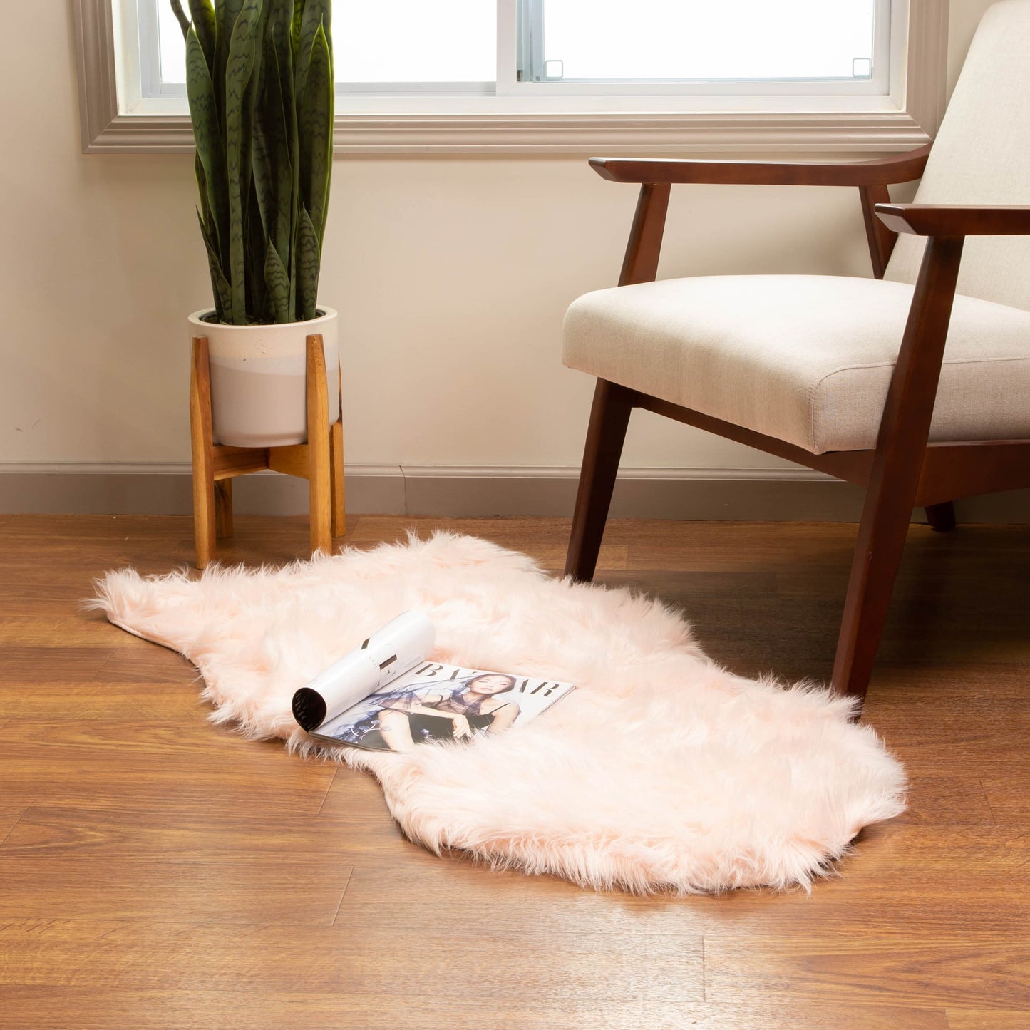 Tapis en fausse fourrure de mouton Silver Orchid Parrott