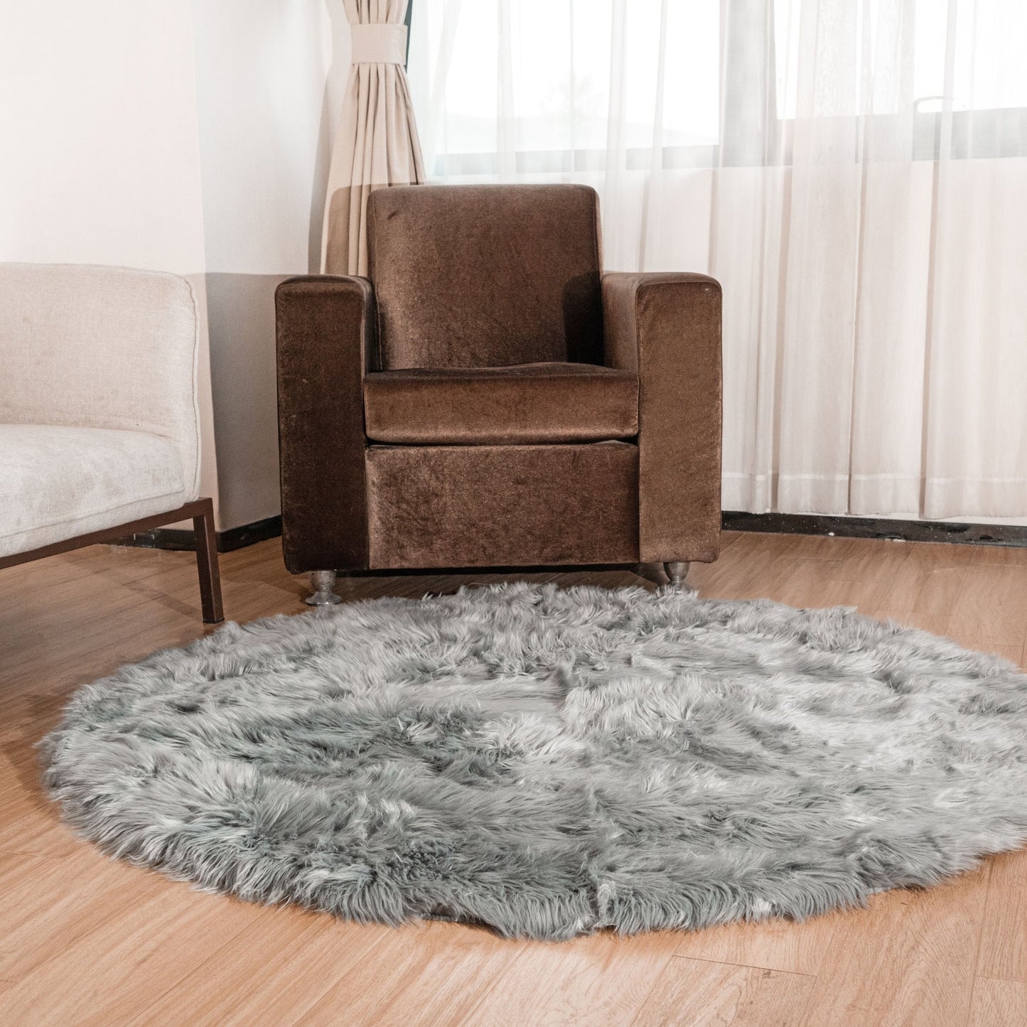 Tapis en fausse fourrure de mouton Silver Orchid Parrott