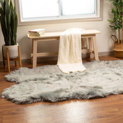 Tapis en fausse fourrure de mouton Silver Orchid Parrott