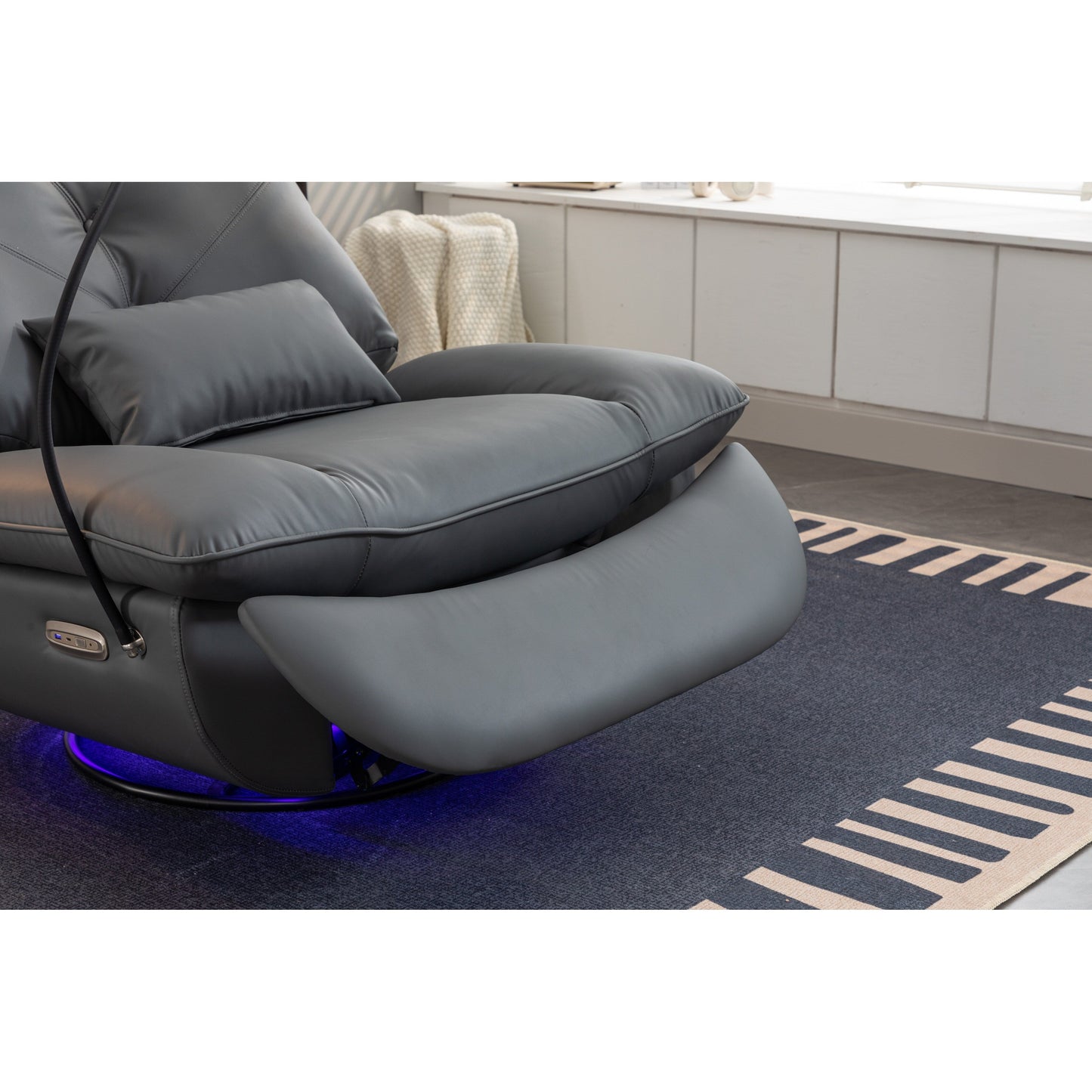 Fauteuil inclinable pivotant et électrique avec haut-parleurs Bluetooth, support de téléphone, ports de chargement USB et Type-C, rangement dissimulé dans les accoudoirs
