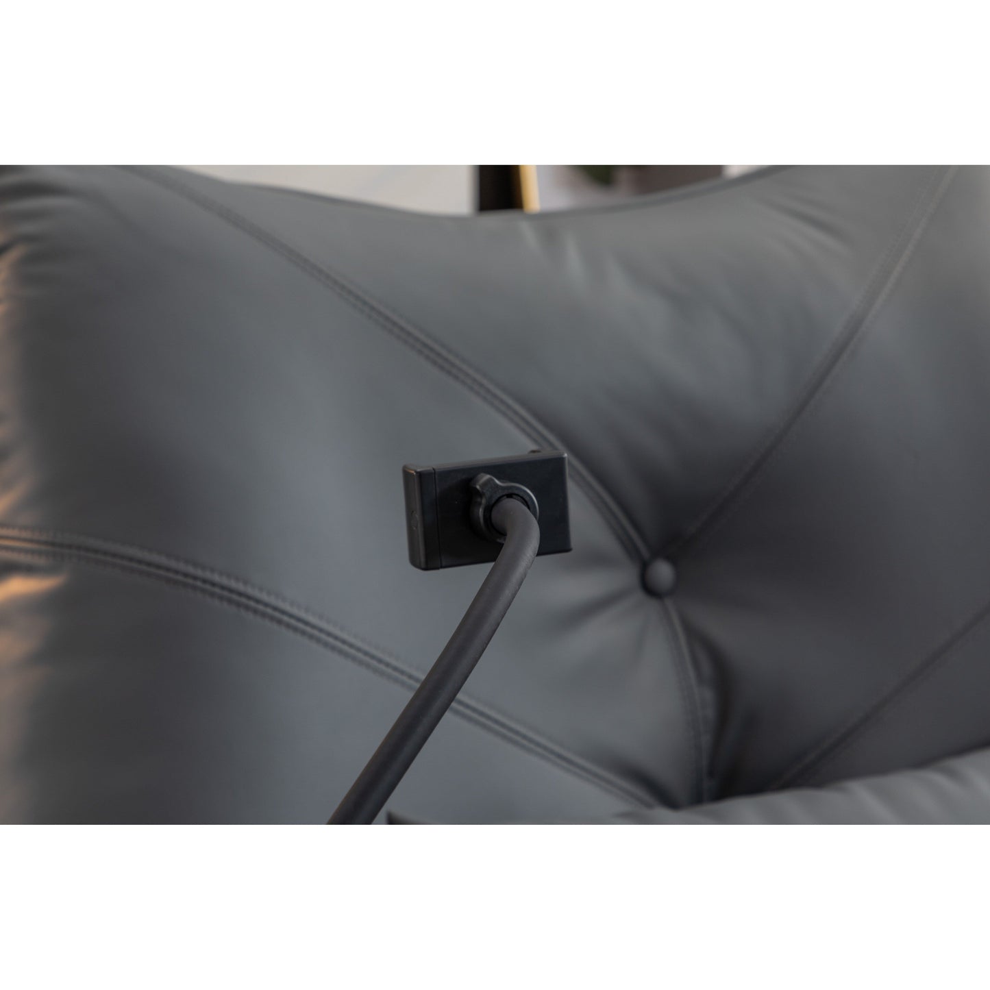 Fauteuil inclinable pivotant et électrique avec haut-parleurs Bluetooth, support de téléphone, ports de chargement USB et Type-C, rangement dissimulé dans les accoudoirs